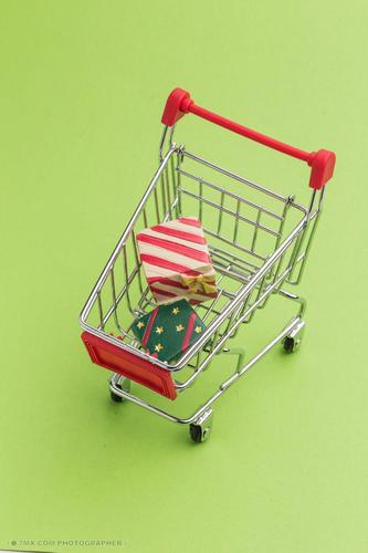 商城里的购物车 静物 创意 快乐 静物 彩色 节日 购物 金融 超市 精致
